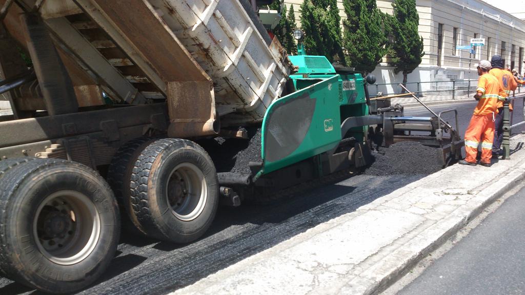 Cada quilômetro asfaltado (na forma mais barata) custa R$ 1 milhão aos cofres públicos. | Antônio More/Gazeta do Povo