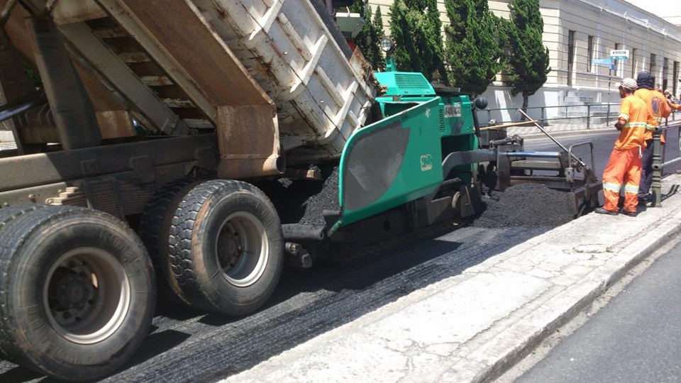 Cada quilômetro asfaltado (na forma mais barata) custa R$ 1 milhão aos cofres públicos. | Antônio More/Gazeta do Povo