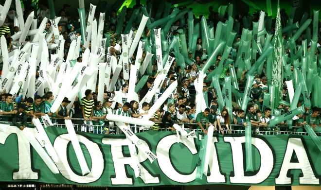 Torcida do Coriitba durante o intervalo do jogo. | Hugo Harada/Gazeta do Povo