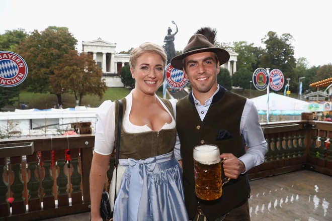 Lateral Phillip Lahm e a esposa | ALEXANDER HASSENSTEIN/AFP