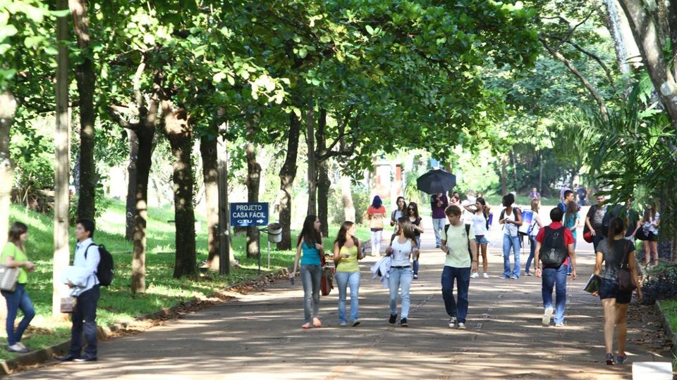 Greve cresce e mais três universidades estaduais decidem paralisar no Paraná UEL (na foto) e outras duas universidades param na segunda (17) por três dias | Gilberto Abelha/Gazeta do Povo