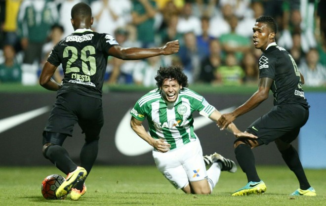 Nery Bareiro cai reclamando falta. | Hugo Harada/Gazeta do Povo