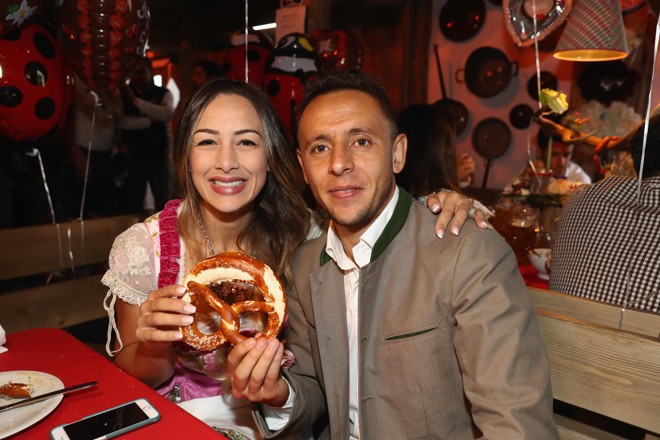 Londrinense Rafinha e a esposa dividem pretzel | ALEXANDER HASSENSTEIN/AFP