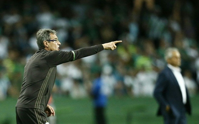 Carpegiani orienta a equipe ainda no primeiro tempo. | Hugo Harada/Gazeta do Povo