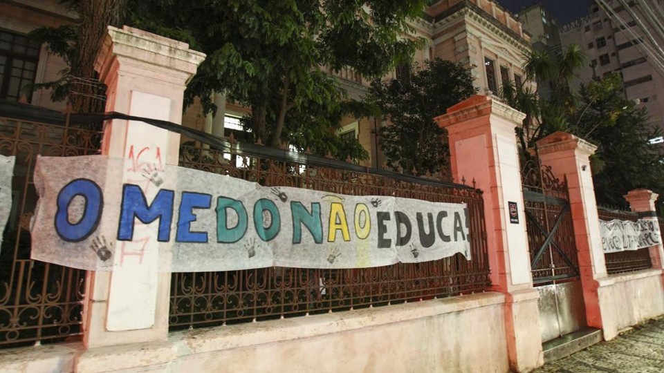 Ocupações atingem 20% das unidades com ensino médio no Paraná Instituto de Educação do Paraná Professor Erasmo Pilotto é ocupado por estudantes em Curitiba | Daniel Castellano/Gazeta do Povo