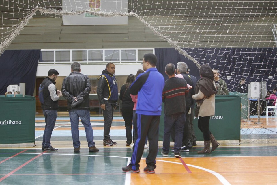 No Clube Curitibano, novo local de votação para muitos eleitores da região do Água Verde, não havia listas com os nomes dos votantes por seção | Antônio More/Gazeta do Povo