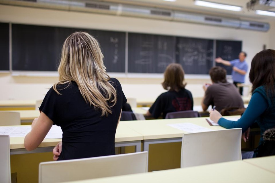 Sem dinheiro, programa federal de formação de professores reduz vagas | Bigstock/
