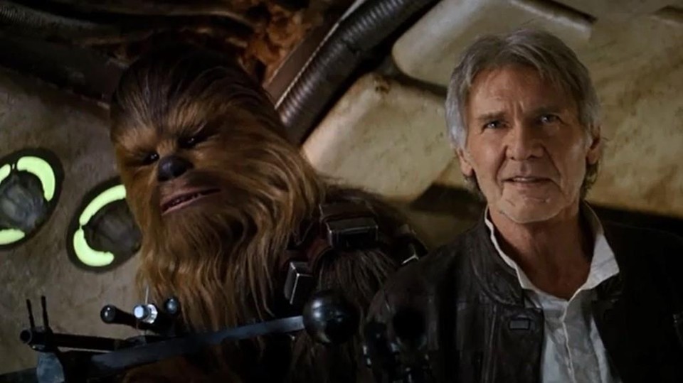 Produtora é multada por acidente com Harrison Ford na filmagem de Star Wars Chewbacca e Han Solo (à dir.), personagem de Harrison Ford no filme | Divulgação