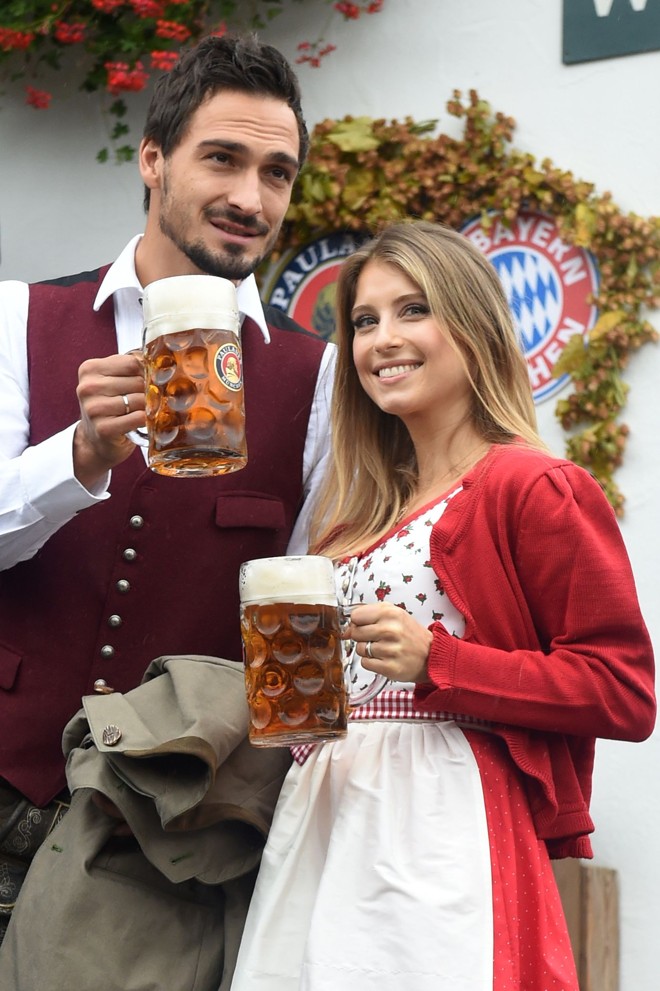 Revelado na base do Bayern, mas vendido ao Dortmund ainda jovem, o zagueiro Hummels voltou a Munique e não faltou à Oktoberfest | CHRISTOF STACHE/AFP