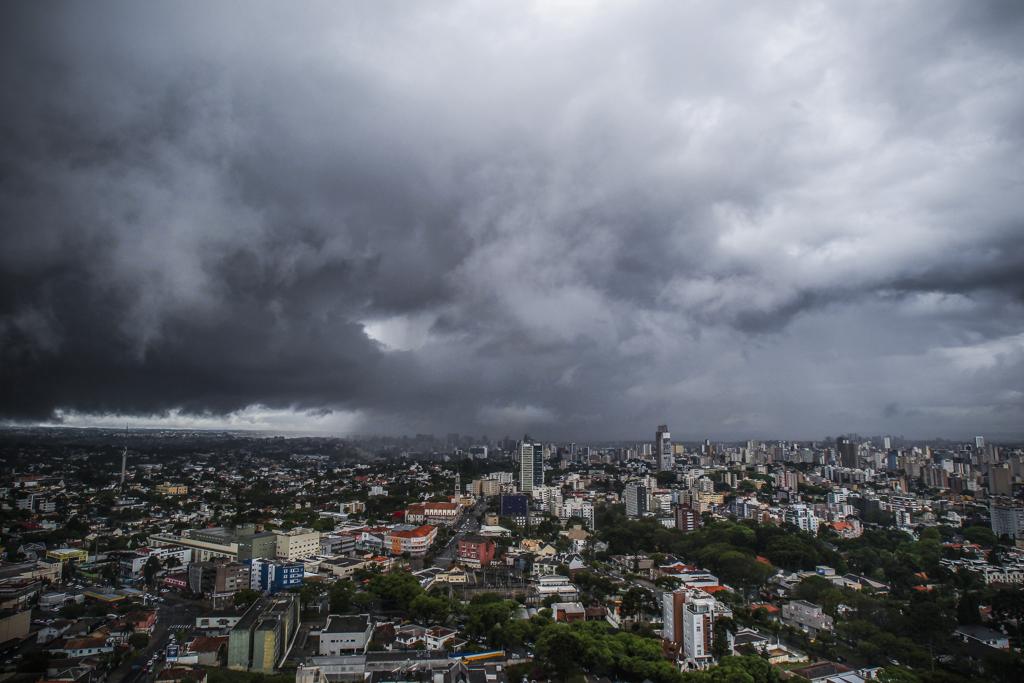 Previsão é de temperaturas altas e pancadas de chuva até quinta-feira em Curitiba e no interior. | Daniel Castellano/Gazeta do Povo