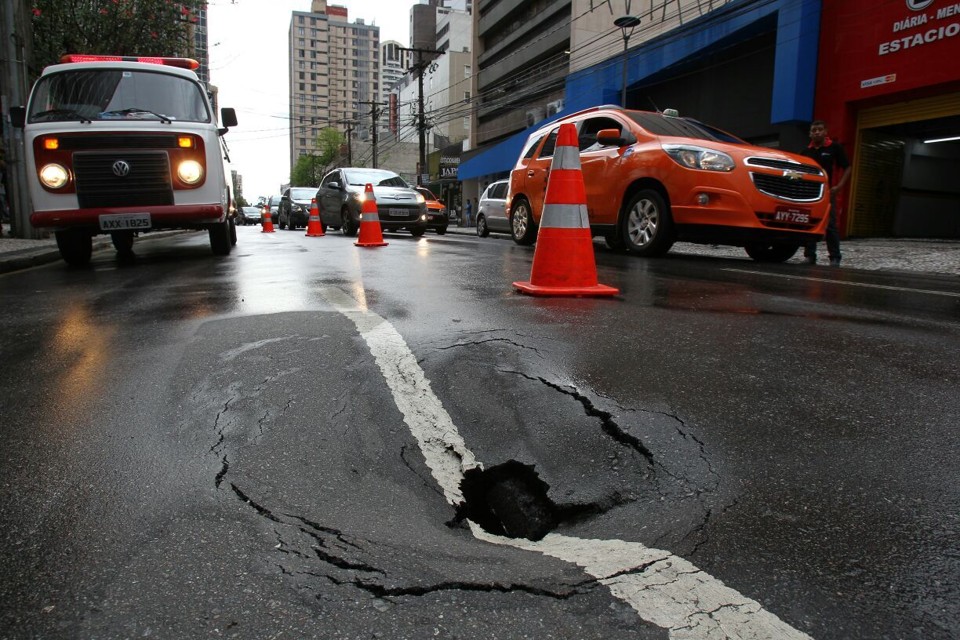 Av. Vicente Machado, em Curitiba | Daniel Castellano/Gazeta do  Povo