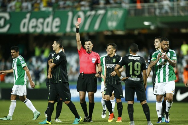 A expulsão do jogador do Atlético Nacional, aos 28 do primeiro tempo, colocou o Coxa no jogo. |