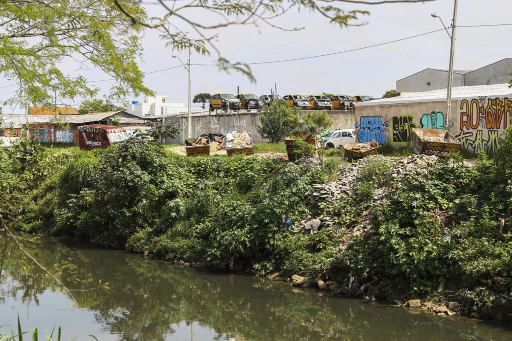 Caçambas de uma mesma empresa transbordam entulho para encosta | Daniel Castellano/Gazeta do Povo