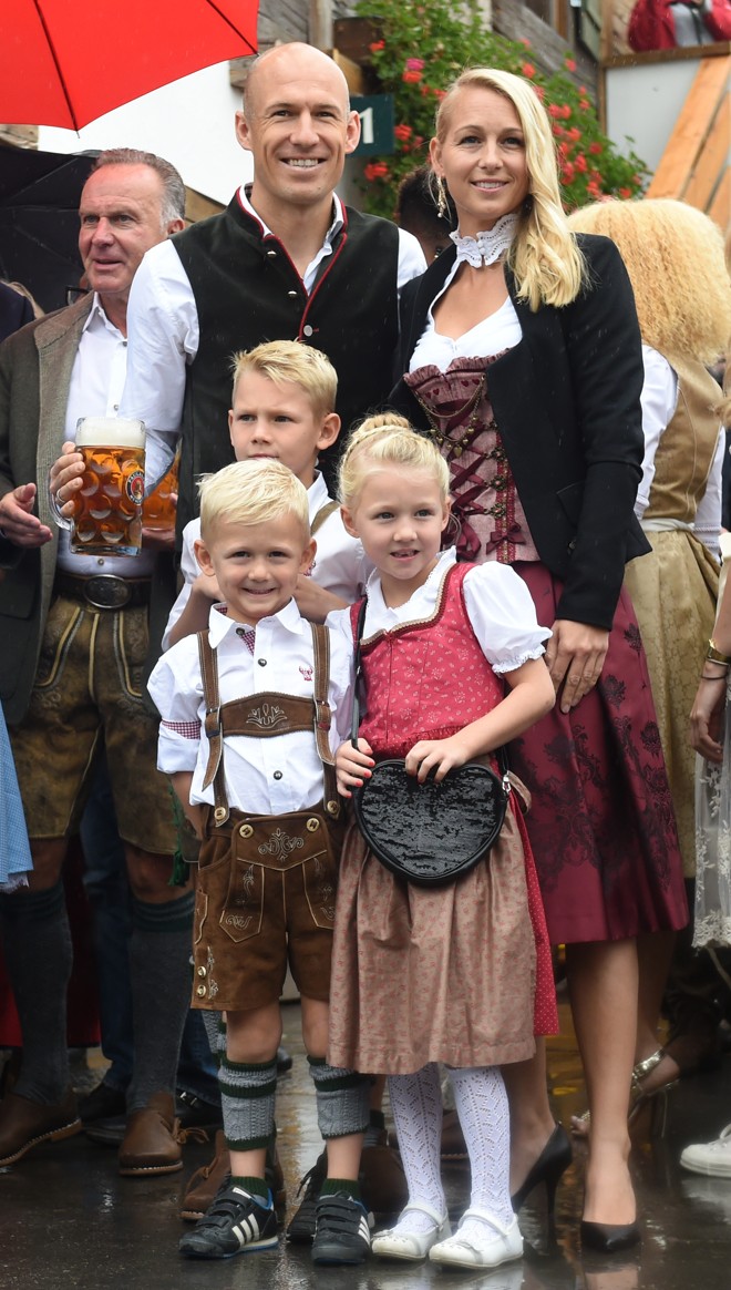 Família Robben foi toda caracterizada para a festa | CHRISTOF STACHE/AFP