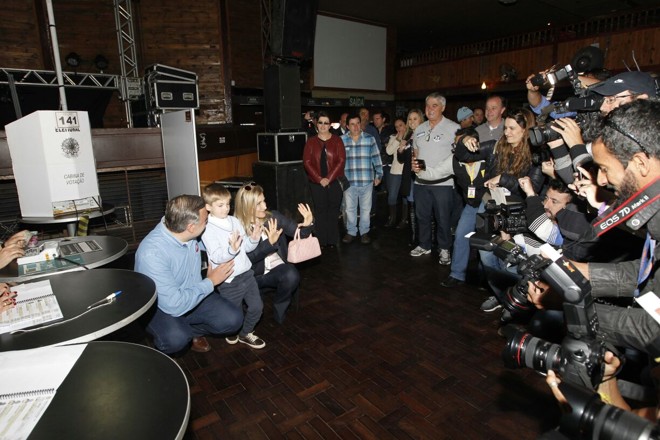 Com uma hora de atraso Leprevost chegou acompanhado da esposa Karina e do filho Pedro. Sociedade Operária Beneficiente Esportiva Iguaçu, no Butiatuvinha. | Antonio More/Gazeta do Povo