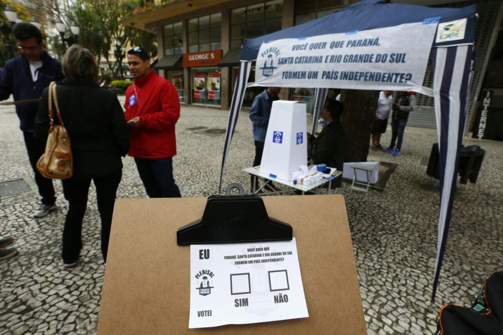 Consulta na Boca Maldita chamou a atenção de pessoas de diferentes idades. | Jonathan Campos/Gazeta do Povo