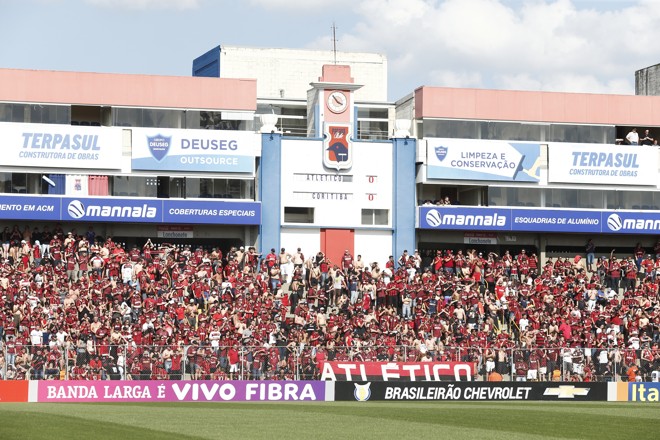 Torcida atleticana enche a reta do relógio na Vila Capanema. Furacão transferiu a partida para o estádio do Paraná Clube -- a Arena da Baixada está fechada para a montagem do palco de um show internacional nesta semana | Hugo Harada/Gazeta do Povo