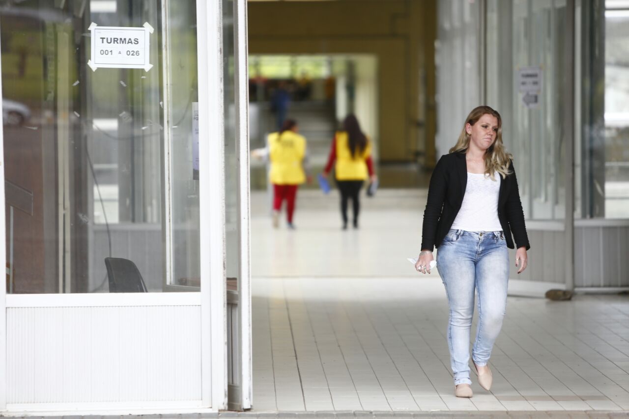 Vestibulandos deixam os locais de prova neste domingo (23), dia da realização da 1ª fase do vestibular da UFPR | Henry Milleo/Gazeta do Povo