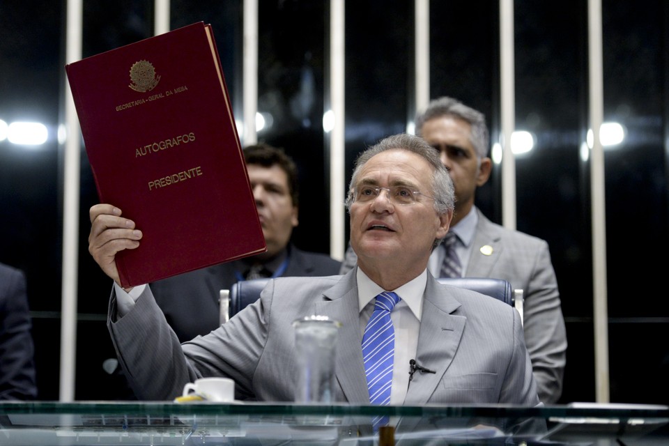 Renan sobe ainda mais o tom e anuncia medidas após ação da PF no Senado Renan Calheiros (PMDB-AL) discursa no Senado | Jefferson Rudy/Agência Senado