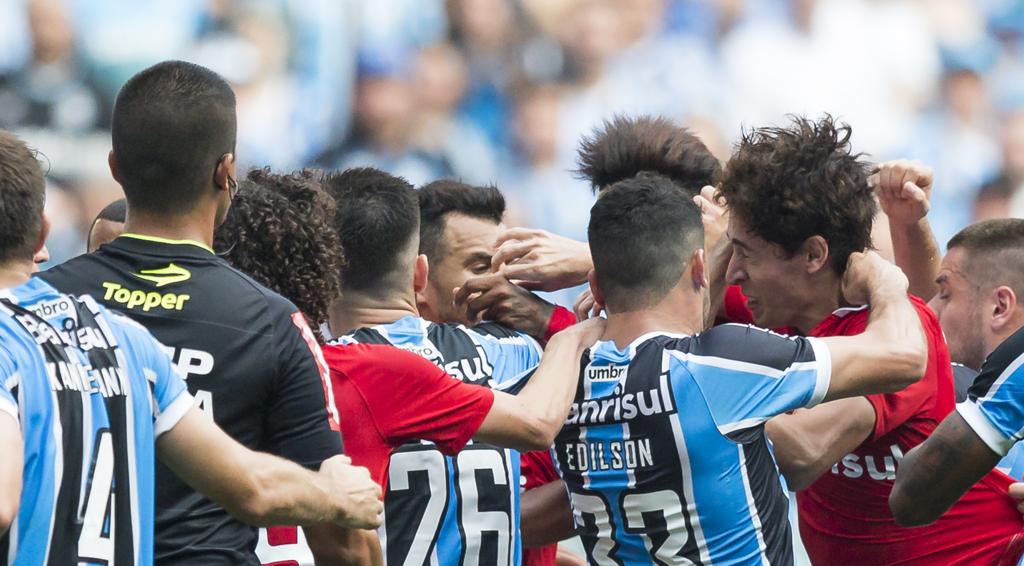 Briga generalizada marcou o clássico gaúcho | Jeferson Guareze/Estadão Conteúdo