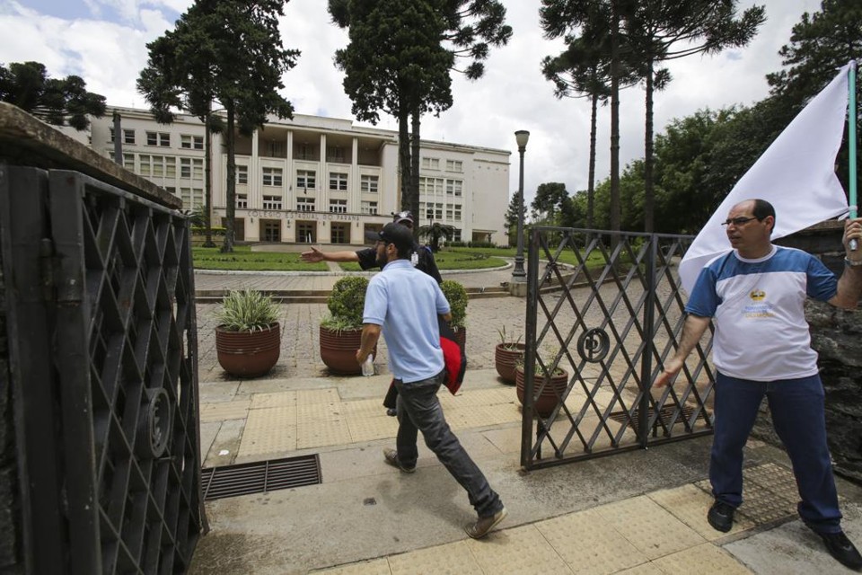 Colégio Estadual do Paraná , que também está ocupado, é um dos principais locais de prova do Enem. | Daniel Castellano/Gazeta do Povo
