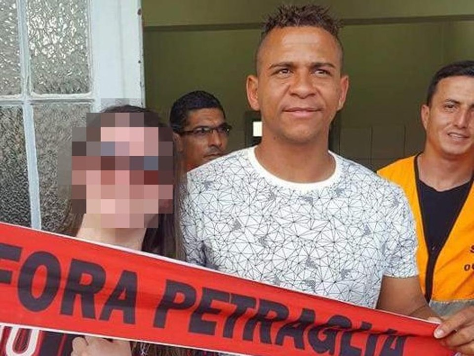 Walter tirou foto com torcedora segurando faixa polêmica. | /