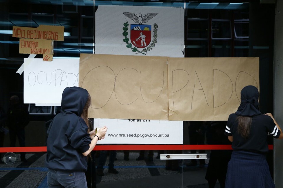 Núcleo Regional de Educação de Curitiba ocupado por estudantes na manhã desta segunda-feira. | Henry Milléo/Gazeta do Povo