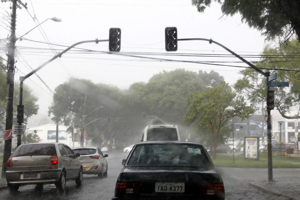 Chuva da semana passada contribuiu para apagão em 12 semáforos da capital | Antônio More/Gazeta do Povo