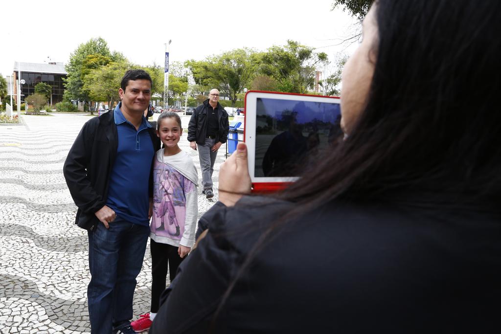 Juiz federal atuante na Operação Lava Jato, Sergio Moro posa para foto próximo de colégio eleitoral no bairro Bacacheri. | Henry Milleo/Gazeta do Povo
