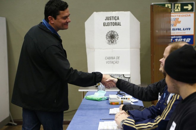 Moro foi aplaudido nos arredores da Sociedade Beneficiente Duque de Caxias, e recebeu cumprimentos dos mesários do colégio eitoral. | Henry Milleo/Gazeta do Povo