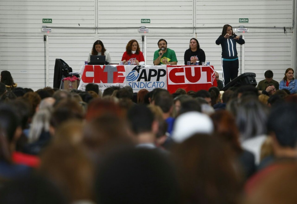 Assembleia dos professores que definiu a paralisação da greve. | Aniele Nascimento/Gazeta do Povo