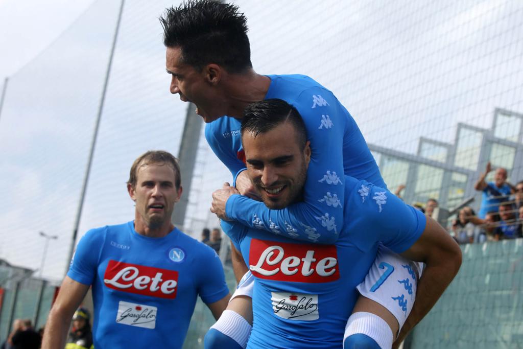 Maksimovic e Callejón comemoram gol do Napoli contra o Crotone. | Pietro Mosca/AFP