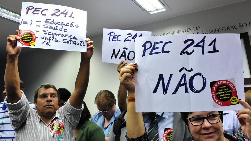 Houve protestos durante sessão que discute PEC do Teto na Câmara dos Deputados. | Luis Macedo/Gazeta do Povo