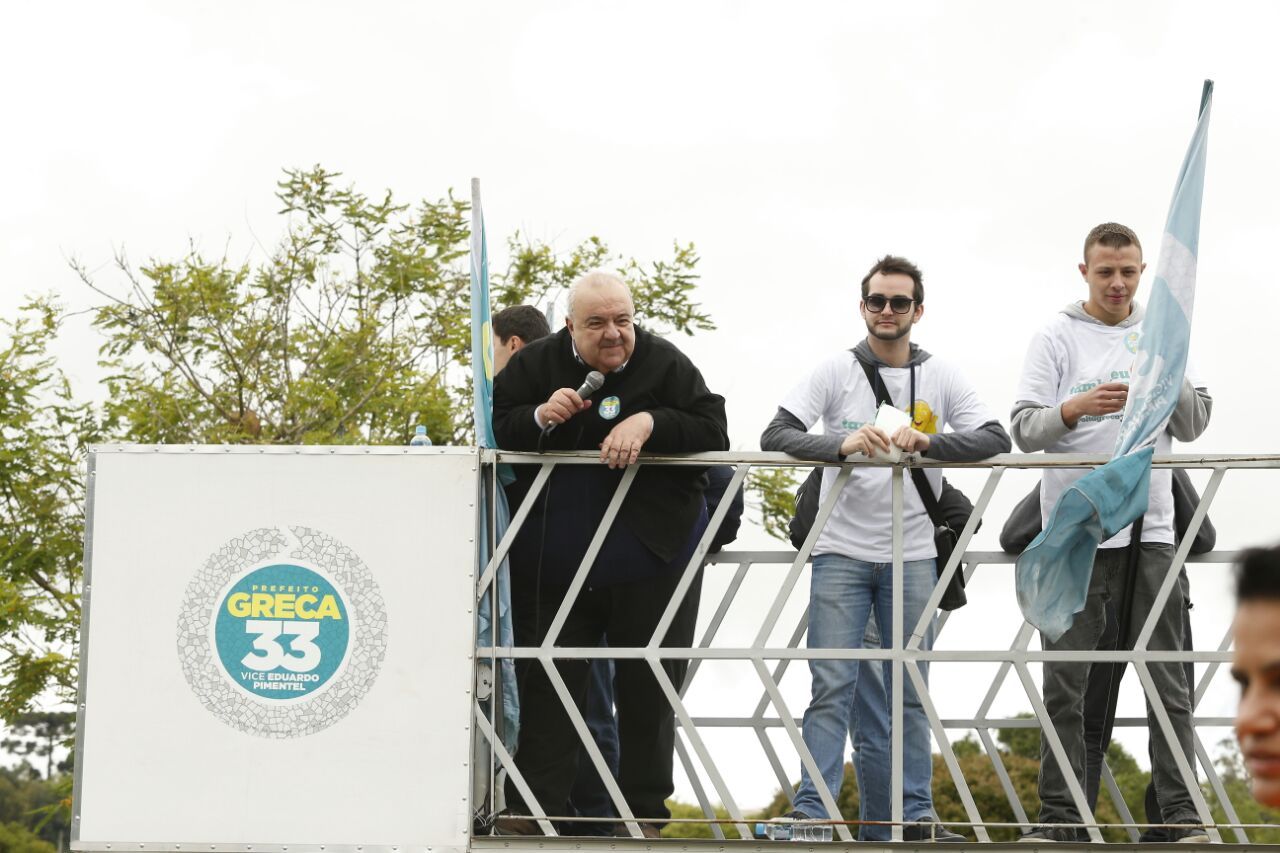Rafael Greca (PMN) durante passagem pela região do Parque Tingui. | Hugo Harada/Gazeta do Povo