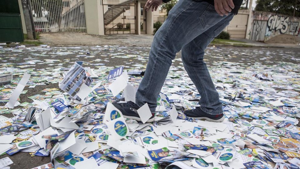 Apesar da reforma eleitoral, tendência é que 2016 tenha repetição do “mar” de santinhos próximo a locais de votação | Henry Milléo/Gazeta do Povo/Arquivo
