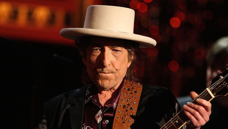 Por que Bob Dylan mereceu ganhar o Nobel de Literatura? Prêmio para Bob Dylan gerou controvérsia no meio literário | Kevin Winter/AFP