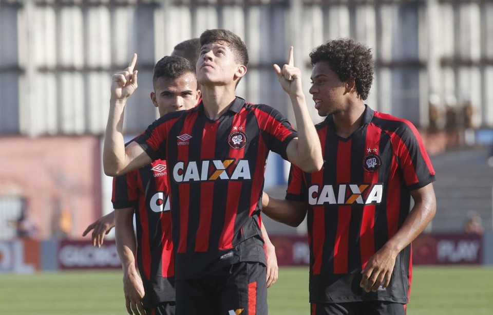 Rossetto comemora gol contra o Coritiba, o primeiro no triunfo rubro-negro | Pedro Serapio/Gazeta do Povo
