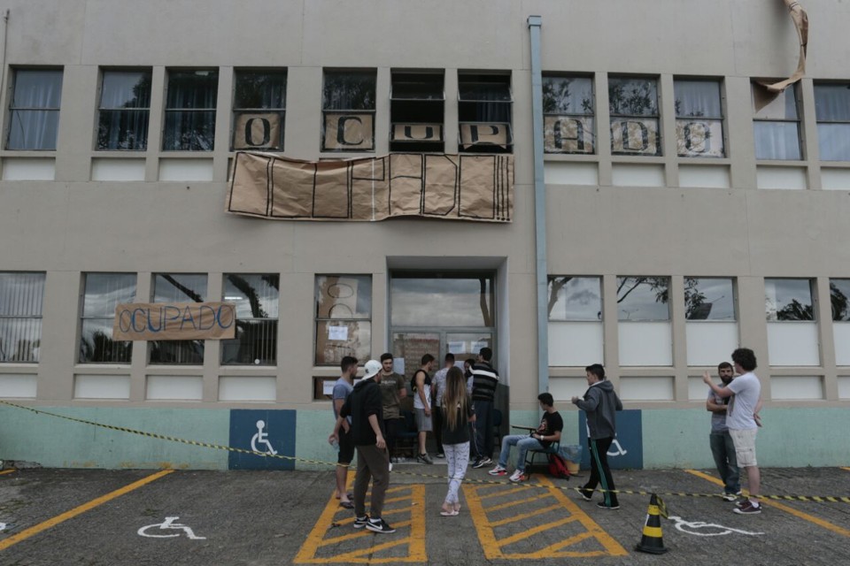 Alunos de Educação Física ocuparam o prédio do curso no Centro Politécnico, que será o maior local de votação do Brasil no segundo turno | Albari Rosa/Gazeta do Povo