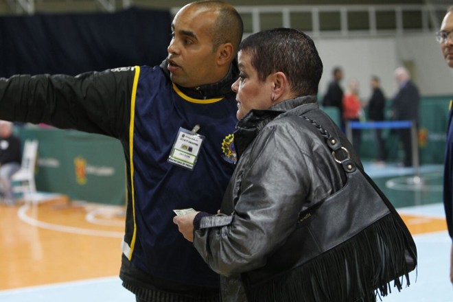 Mesário orienta a médica Virgínia Soares durante votações no Clube Curitibano, no bairro Água Verde. | Antonio More/Gazeta do Povo