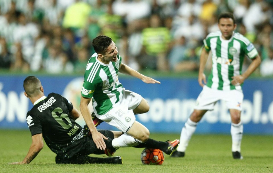 Raphael Veiga sofre com a marcação no jogo contra o Atlético Nacional, da Colômbia. | Hugo Harada/Gazeta do Povo