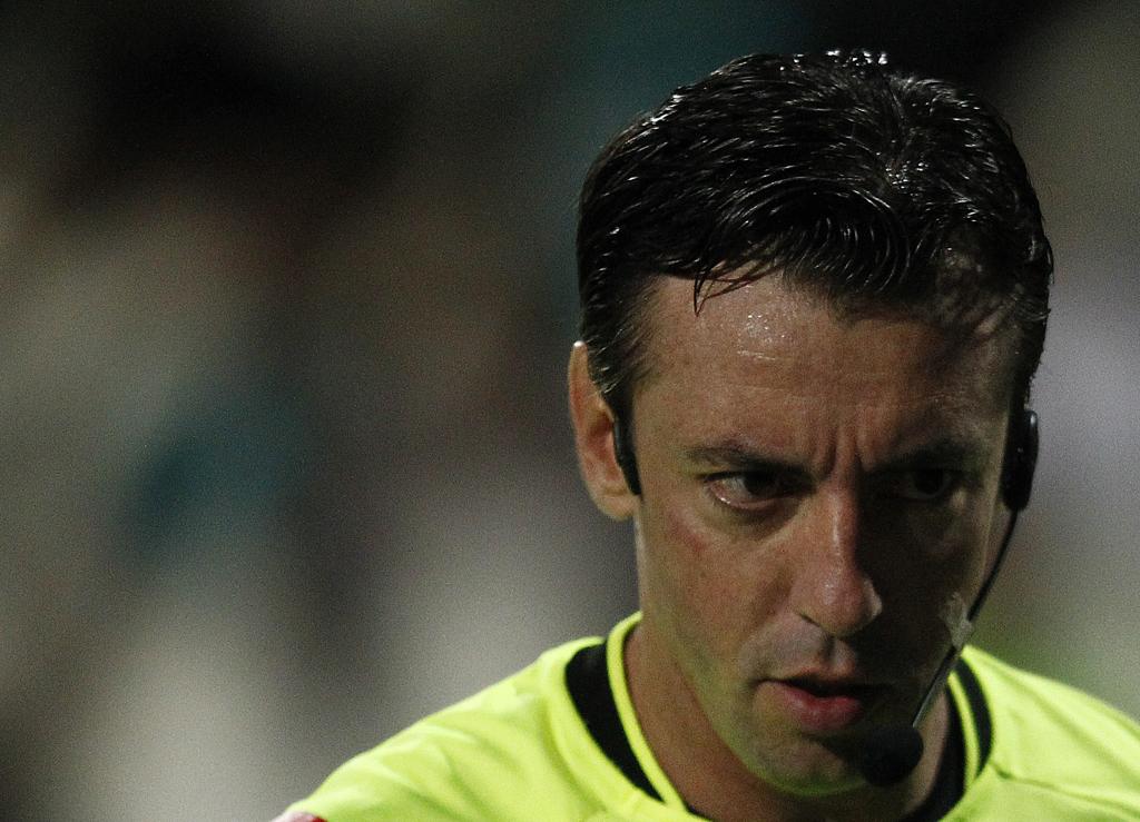 Árbitro Rafael Claus virou protagonista na partida entre Coritiba e Fluminense. | Jonathan Campos/Gazeta do Povo