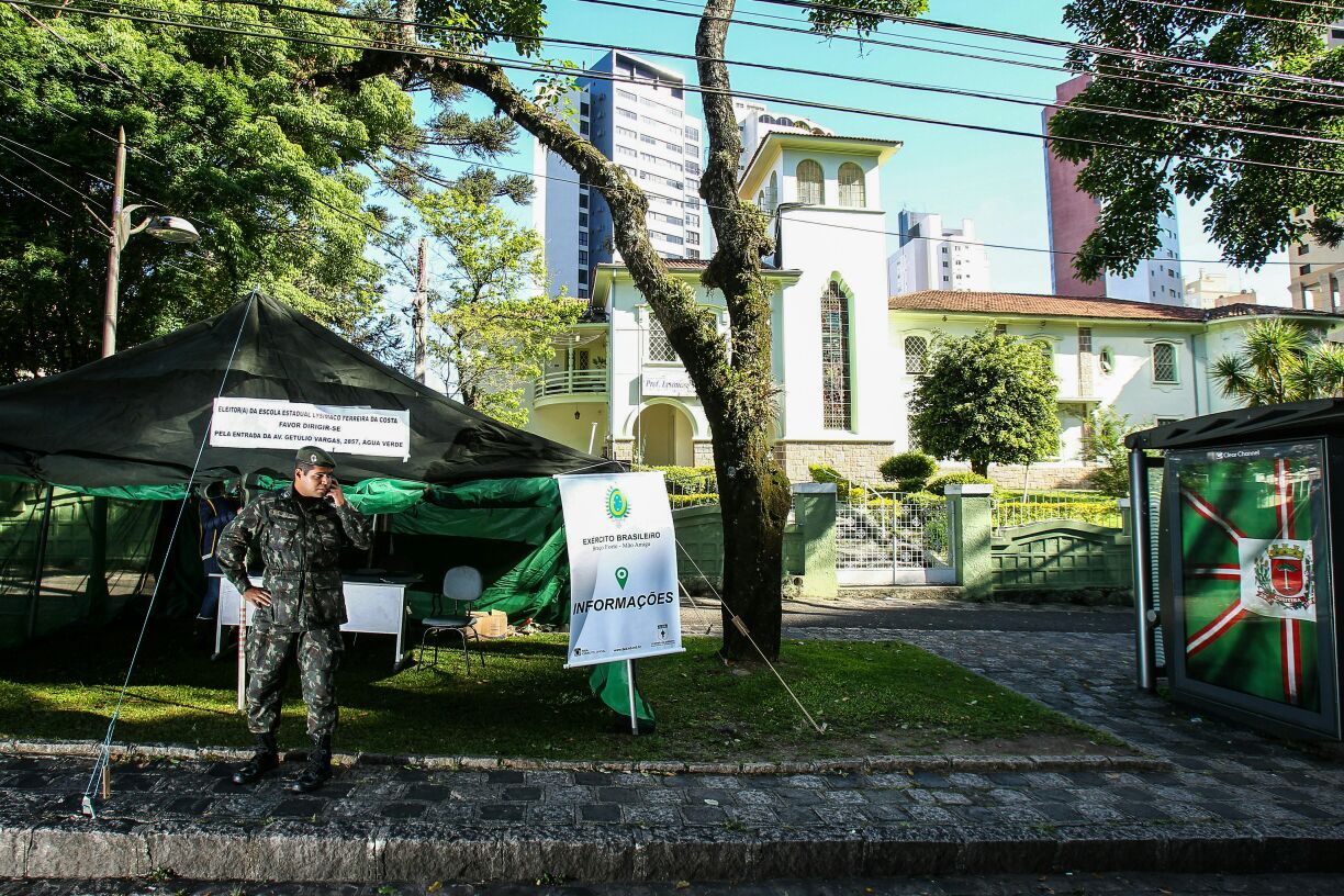 Tenda do exército montada em frente ao Colégio Lysímaco Ferreira da Costa, no Água Verde, em Curitiba | Daniel Castellano/Gazeta do Povo