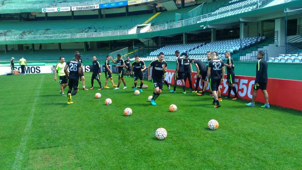 Jogadores do Nacional de Medellín treinam no Couto Pereira durante o reconhecimento do gramado. | Facebook/Reprodução