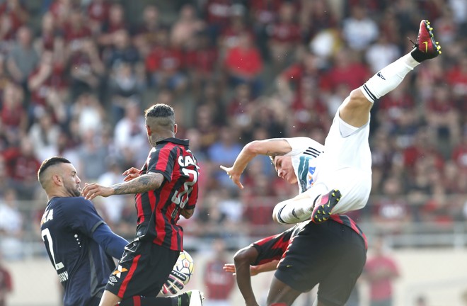 Raphael Veiga tenta lance de taque, mas é barrado pela defesa atleticana | Hugo Harada/Gazeta do Povo