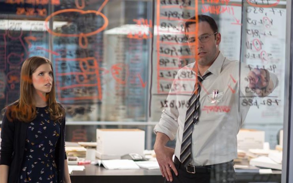 Anna Kendrick e Ben Affleck mergulhados em números antes de fugir de assassinos | Chuck Zlotnick/Divulgação