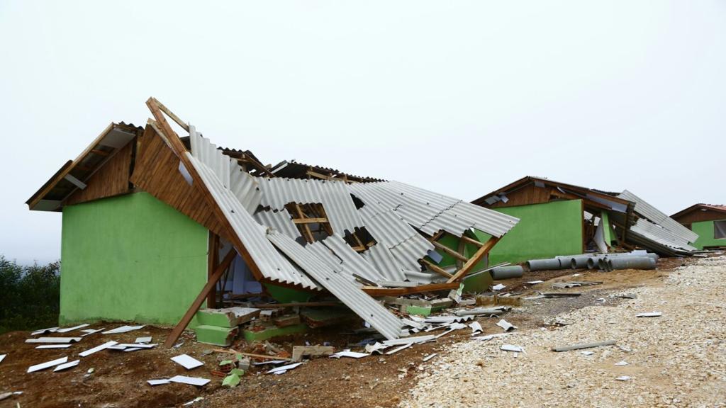 Casa destruída pelo impacto da explosão na fábrica de Bocaiúva do Sul, na Região Metropolitana de Curitiba. | Lineu Filho/Gazeta do Povo