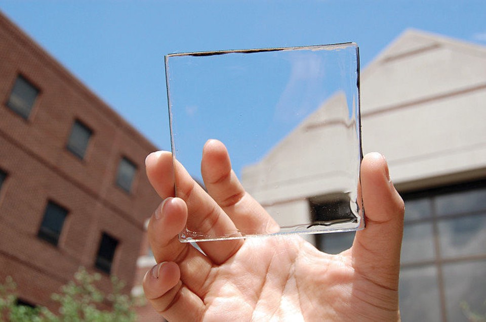 Película transparente transforma smartphone em painel solar portátil | Cortesia de Yimu Zhao and Richard Lunt, Michigan State University