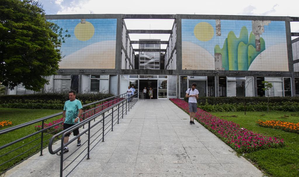 Na última década, gastos com pessoal cresceu 39% a mais que a receita. | Daniel Castellano/Gazeta do Povo