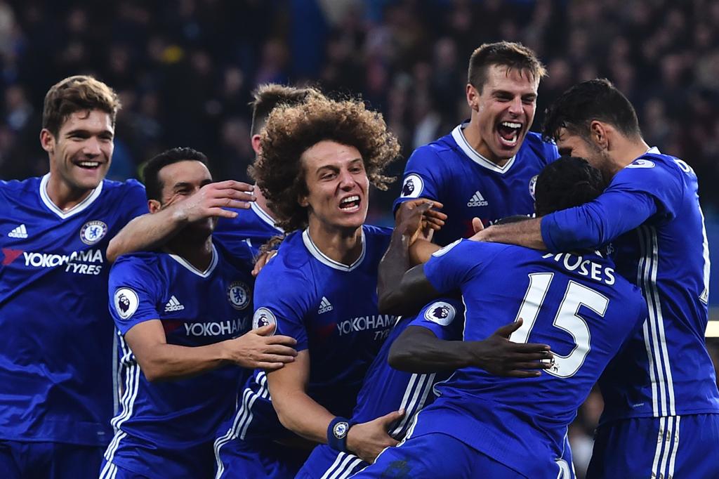 Jogadores comemoram gol na vitória do Chelsea contra o Manchester United | GLYN KIRK/AFP