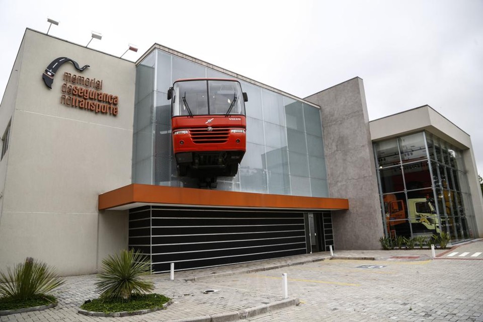 Biarticulado que serviu por 20 anos à linha Santa Cândida/Capão Raso foi içado no meio do espaço | Jonathan Campos/Gazeta do Povo